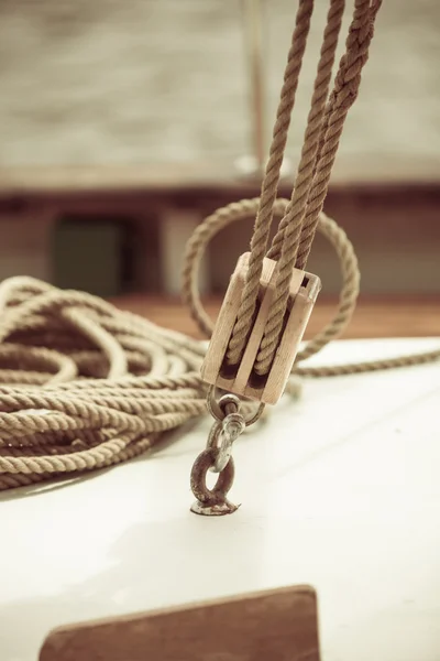 Yachting. blokkeren met touw. detail van een zeilboot — Stockfoto