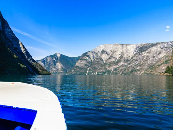 Turistika a cestování. hory a fjord v Norsku. — Stock fotografie