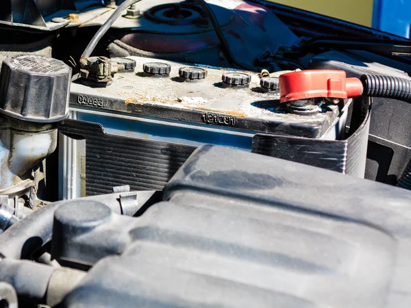 Altes Batterieauto-Terminal im Maschinenraum — Stockfoto