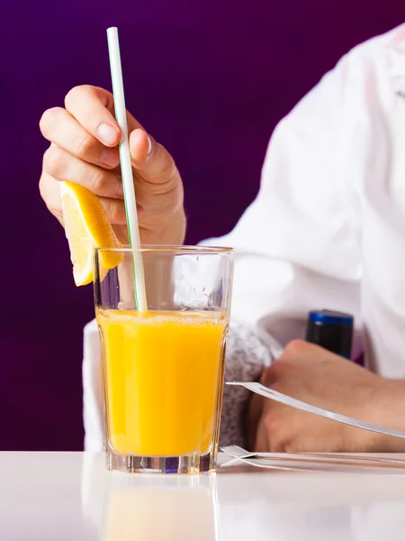 Jeune homme barman préparant boisson cocktail alcool — Photo