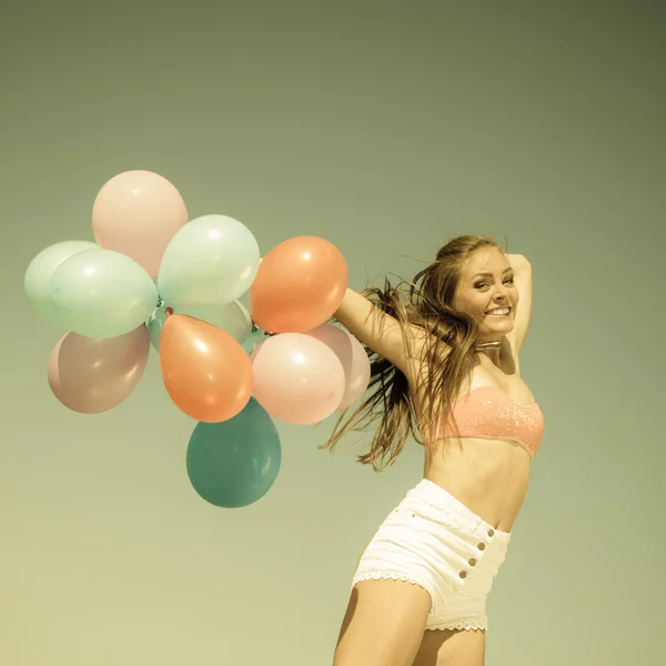 Meisje springen met ballonnen — Stockfoto