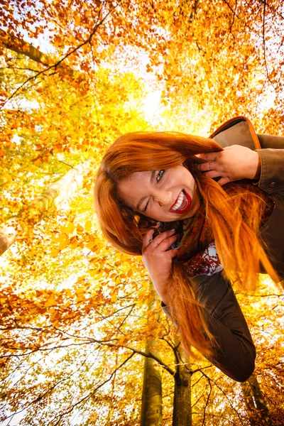 Ongebruikelijke hoek van jonge vrouw in de herfst park — Stockfoto