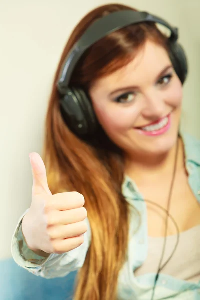 Mujer con auriculares escuchando música — Foto de Stock