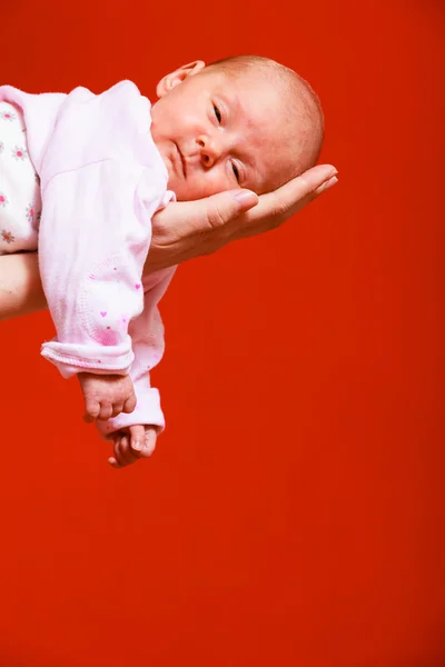 ママの腕の快適さで生まれたばかりの赤ちゃん女の子 — ストック写真