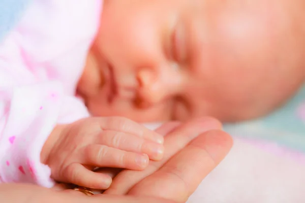 Hand de slapende babymeisje in de palm van moeder — Stockfoto