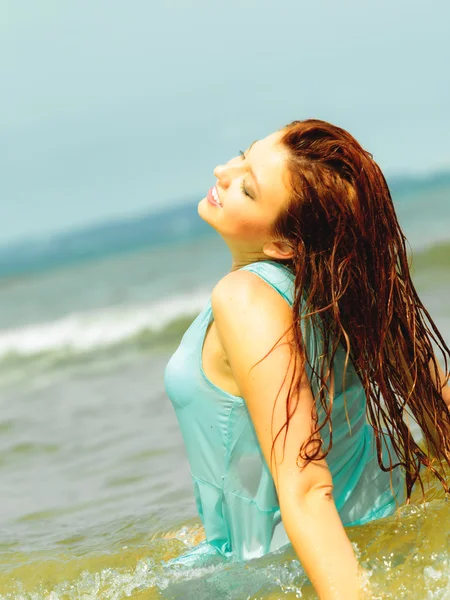 Flicka i vatten har roligt — Stockfoto