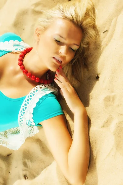 Chica acostada en la playa de arena —  Fotos de Stock