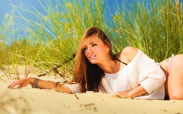 Menina sexy deitada na praia . — Fotografia de Stock