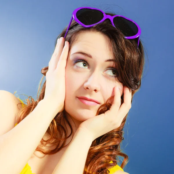 Flicka i violett solglasögon porträtt — Stockfoto