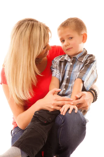 Porträtt glad mogen mor med barn 6 år pojke isolerade — Stockfoto