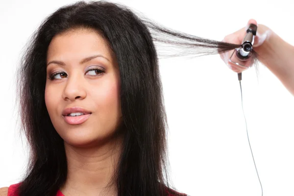 Girl hairdo with electric hair curler — Stock Photo, Image