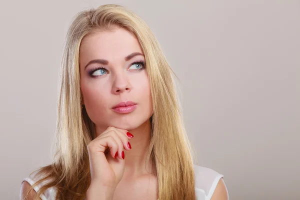 Blonde girl thinking — Stock Photo, Image