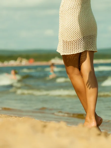 Weibliche Beine auf Sand. — Stockfoto