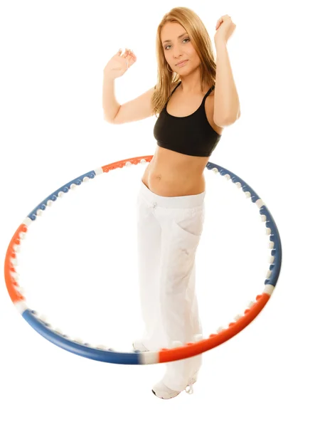 Hula hoop ile egzersiz yaparak sportif uygun kız. — Stok fotoğraf