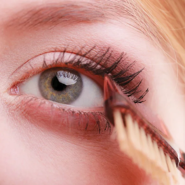 Primeros planos parte del detalle de maquillaje de la cara de la mujer . — Foto de Stock