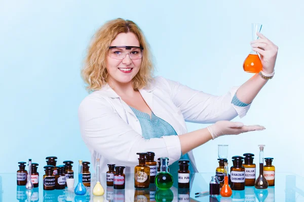 Estudante de química do sexo feminino com frasco de teste de vidro. — Fotografia de Stock