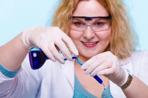 Femme étudiant en chimie avec fiole de test de verrerie. — Photo