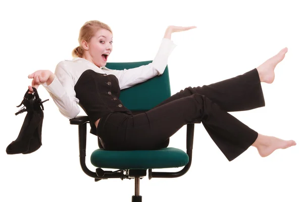 Stikk av fra jobben. Forretningsdame som slapper av på stolen. – stockfoto