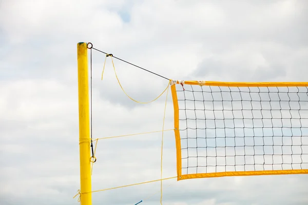 Volleyboll sommar sport. Nät på sandstrand — Stockfoto