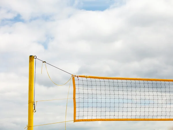 Volleyboll sommar sport. Nät på sandstrand — Stockfoto