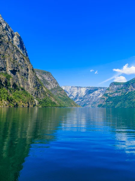 Montanhas e fiordes na Noruega . — Fotografia de Stock