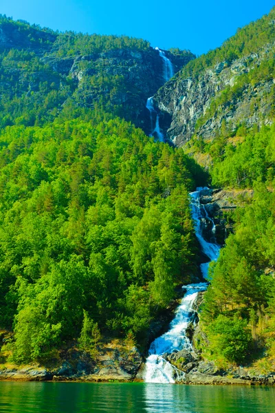 Schöne Wasserfälle in norwegischen Fjorden — Stockfoto