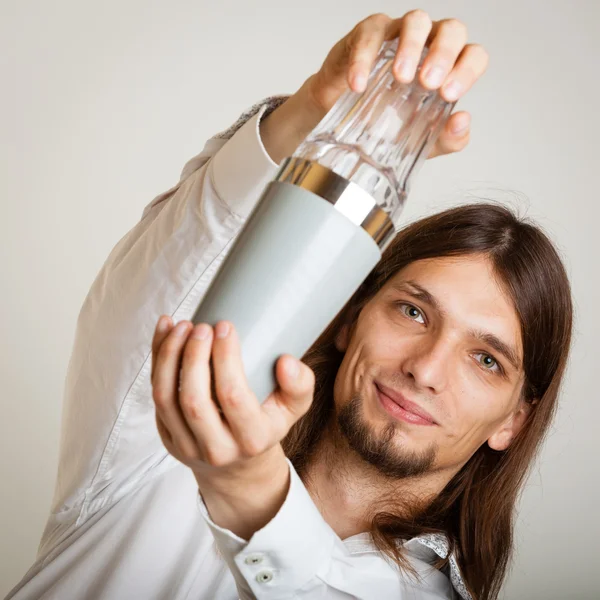 Young man with shaker making cocktail drink — Stock Photo, Image