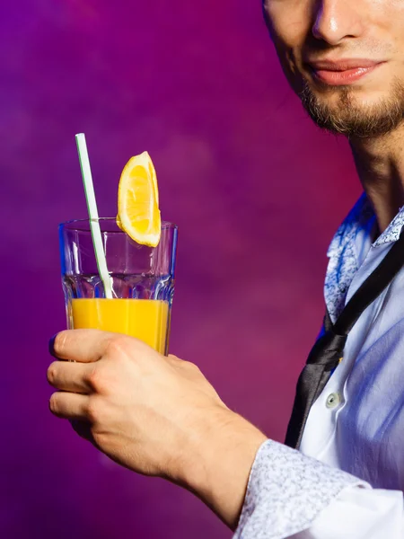 Jongeman barman bereidt alcohol cocktail drankje — Stockfoto