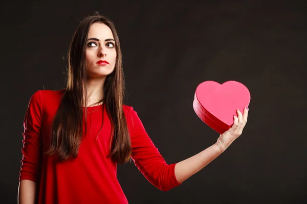 Menina em vermelho segurando caixa de coração . — Fotografia de Stock