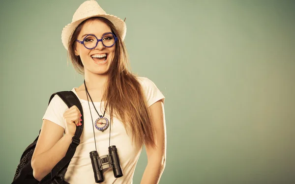Turistkvinna i sommar hatt porträtt — Stockfoto