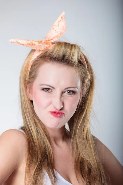 Sarışın moda kız komik yüzünü pin — Stok fotoğraf