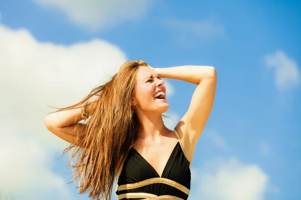 Happy woman on beach — Stock Photo, Image