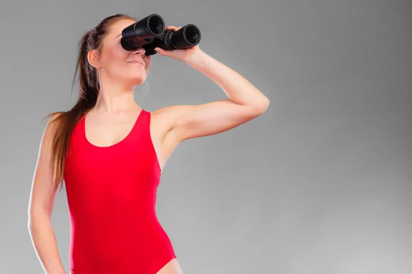 Salvavidas de guardia mirando a través de binocular — Foto de Stock