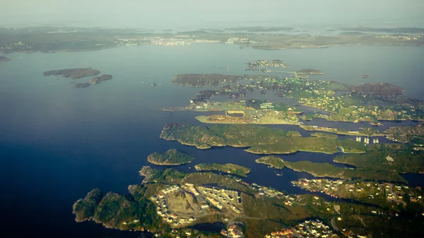 Uitzicht vanaf venster van vliegtuig vliegen over Noorwegen Scandinavië. — Stockfoto