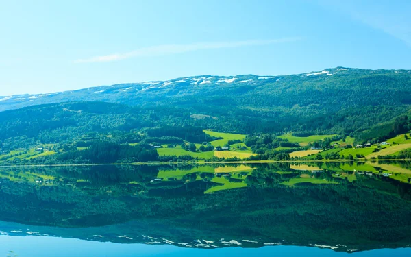 Idegenforgalmi és utazási. táj és a fjord-ban Norvégia. — Stock Fotó