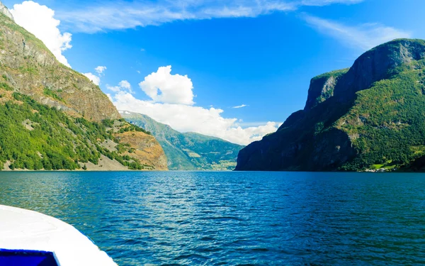 旅游业和旅行。山和在挪威峡湾. — 图库照片