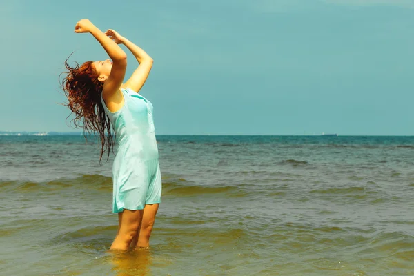 Férias. Menina na água se divertindo no mar . — Fotografia de Stock