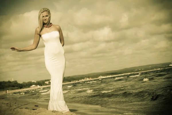 Hermosa chica rubia en la playa, verano — Foto de Stock