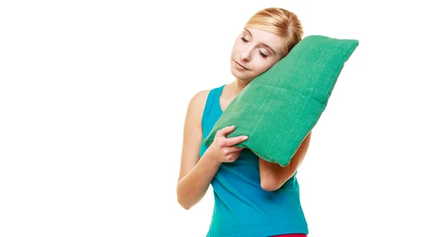Menina loira cansada sonolenta com travesseiro verde — Fotografia de Stock
