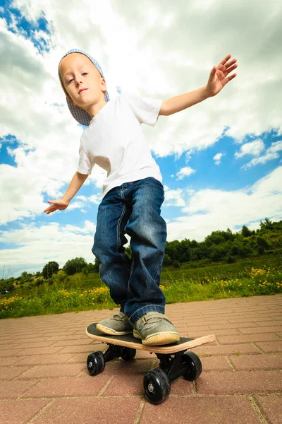 Skater pojke barn med sin skateboard. Friluftsliv. — Stockfoto