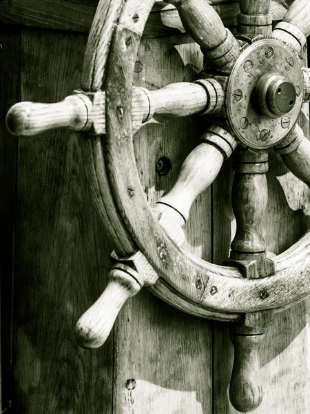 Żeglarskie. Drewniany statek koła kierownicy. Detal żaglówkę. — Zdjęcie stockowe