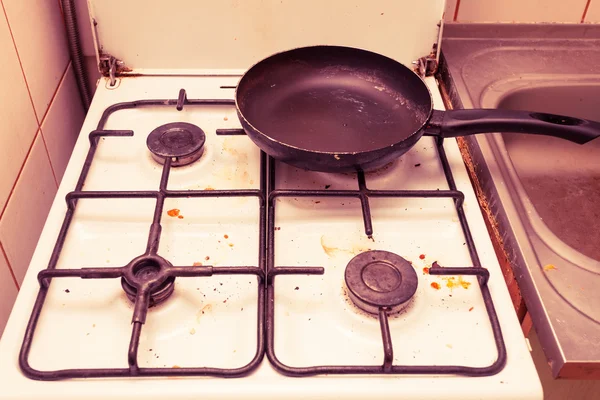 Vuile grubby gaskachel in keuken — Stockfoto