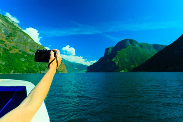 Turismo. Donna con macchina fotografica sulla nave, fiordo in Norvegia . — Foto Stock