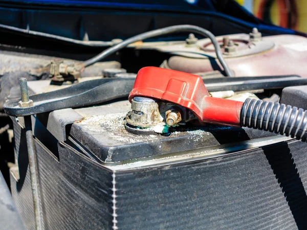 Gamla batteri bil terminal i maskinrummet — Stockfoto