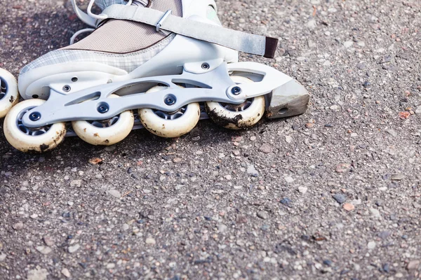 Closeup kolečkové brusle na asfaltu. — Stock fotografie