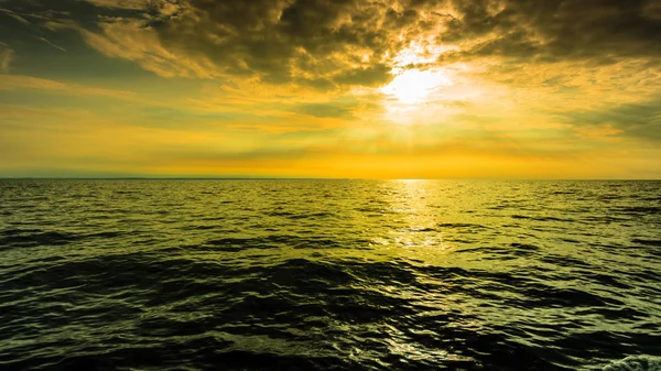 美しい海の夜の海の地平線と空. — ストック写真