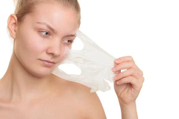 Flickan att ta bort peel off mask — Stockfoto