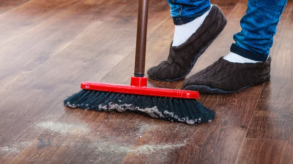 木の床を掃除する女性 — ストック写真