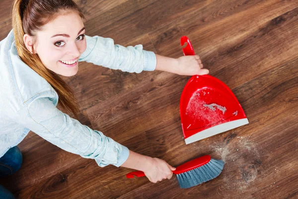 女人扫木地板 — 图库照片