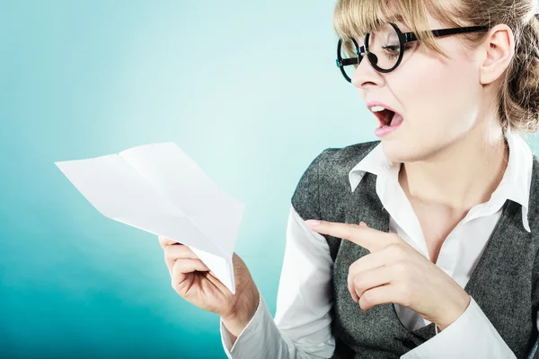 Vrouw met vliegtuig in de hand. — Stockfoto